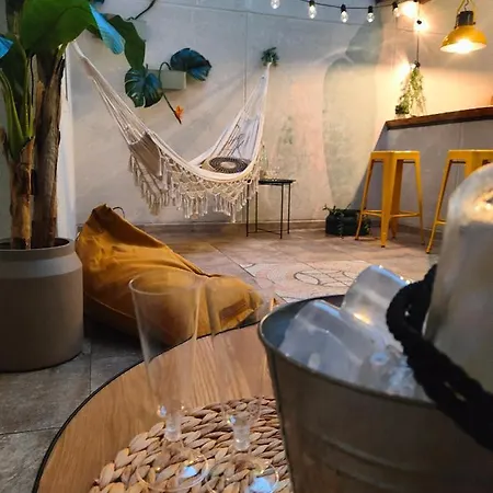 شقة Hola لقنت